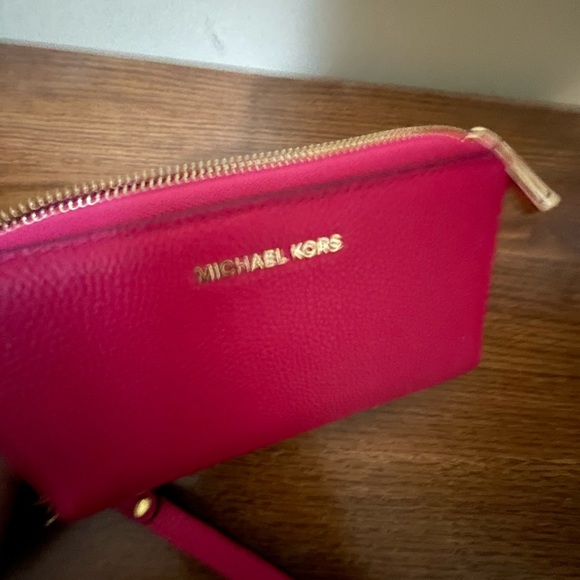 Michael Kors Mercer Large Smartphone Wristlet - Picture 4 of 7